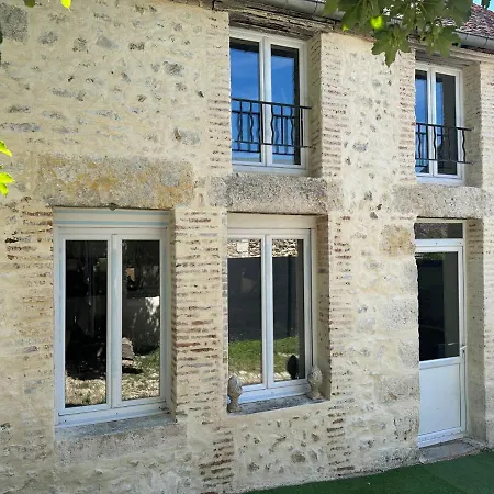 Jolie Maison Avec Jardin Prive Dans Le Centre Ville De Briare Exterior photo